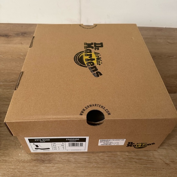 BNIB Dr. Martens unisex-adult 2976 Quad Chelsea Boot (White) Size 7 Women/6 Men - Picture 10 of 11